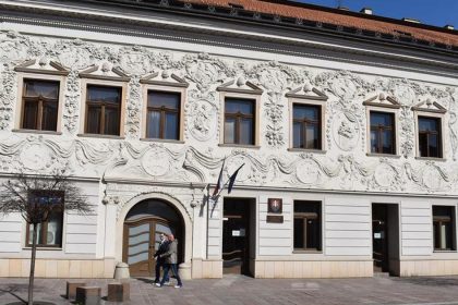 Lekara ktory sa zaoberal obchodovanim s drogami odsudili na sedem rokov odvolaci sud to zmenil na podmienecny trest Opa pracuje v nemocnici