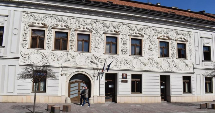 Lekara ktory sa zaoberal obchodovanim s drogami odsudili na sedem rokov odvolaci sud to zmenil na podmienecny trest Opa pracuje v nemocnici