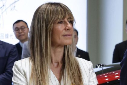 Manzelka spanielskeho premiera podala trestne oznameni na influencera