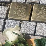 Maria zachranila dvoch chlapcov ich otca a brata zavrazdili Pred domom kde zili osadili kamene zmiznutych