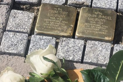 Maria zachranila dvoch chlapcov ich otca a brata zavrazdili Pred domom kde zili osadili kamene zmiznutych