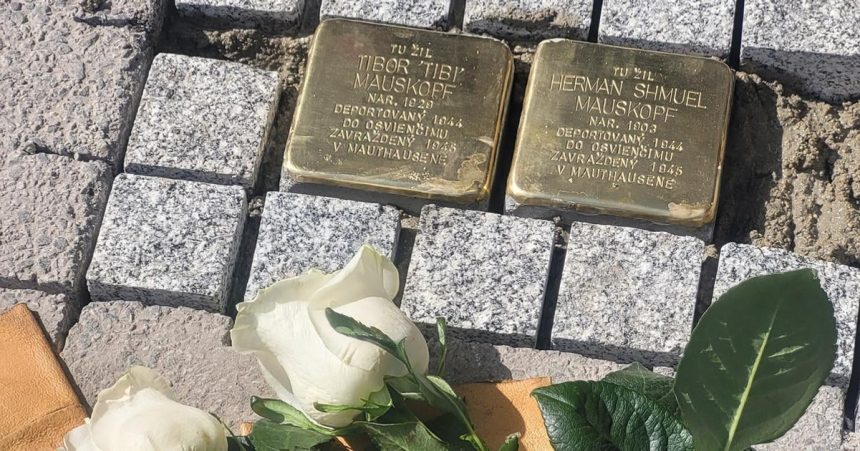 Maria zachranila dvoch chlapcov ich otca a brata zavrazdili Pred domom kde zili osadili kamene zmiznutych