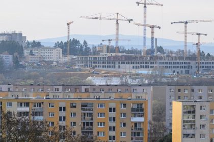 Musis zburat 23 stlpov presovskej nemocnice Kalinak vyhodil konzorcium blizke Orbanovi a na stavbu povolal Tim Slovensko