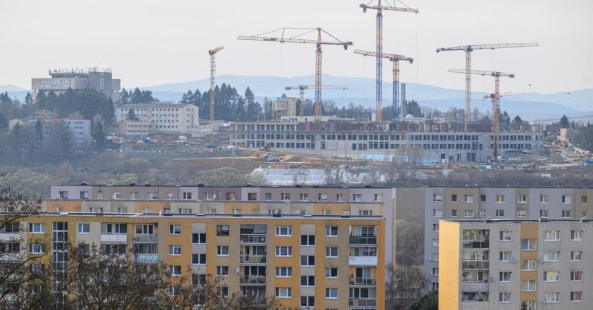 Musis zburat 23 stlpov presovskej nemocnice Kalinak vyhodil konzorcium blizke Orbanovi a na stavbu povolal Tim Slovensko