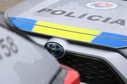 Na Trnavskej ceste v Bratislave doslo k prevrateniu vozidla