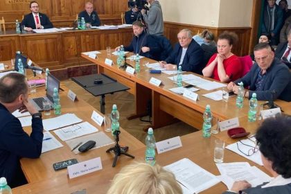Obvinili clenov komisie za falsovanie vysledkov hlasovania v Kezmarku Tyakalo sa to aj pozemkov Kuffovcov