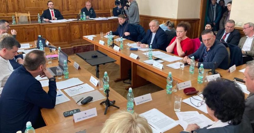 Obvinili clenov komisie za falsovanie vysledkov hlasovania v Kezmarku Tyakalo sa to aj pozemkov Kuffovcov