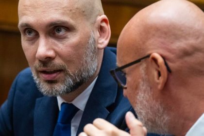 Opozicia kritizuje koaliciu Namiesto pomoci ludom sa zaoberaju volbou zo zahranicia