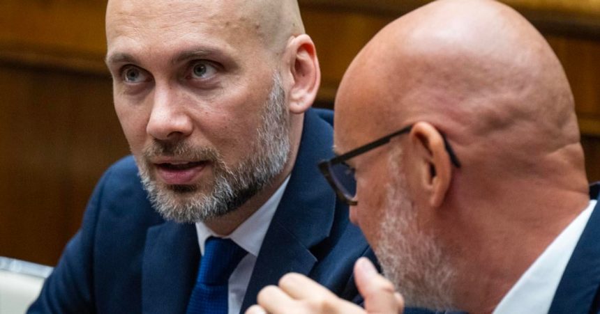 Opozicia kritizuje koaliciu Namiesto pomoci ludom sa zaoberaju volbou zo zahranicia