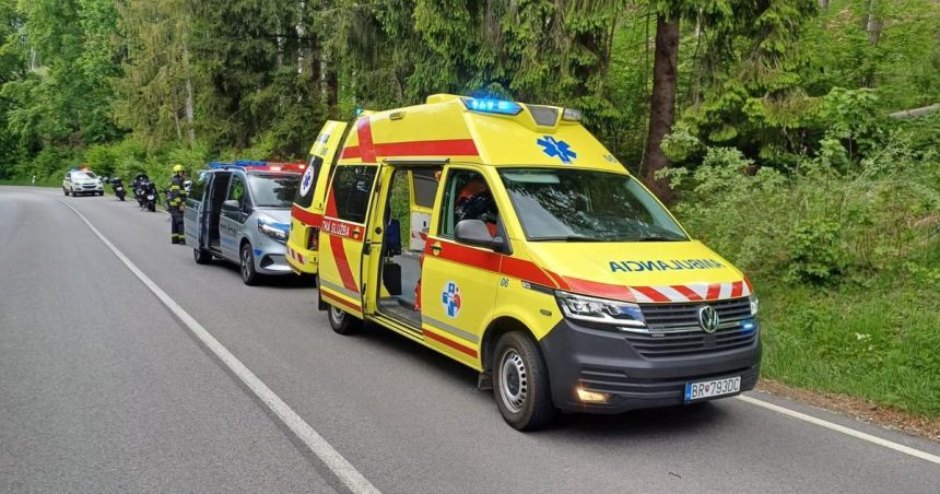 Pad motorkara si vyziadal zasah zachranarov skoncil v nemocnici a pri nehode si zranil krcnu chrbticu