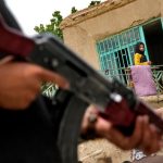 Pri utoku militantov na zakladnu v Pakistane zahynulo osem osob 35 bolo zranenych