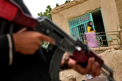 Pri utoku militantov na zakladnu v Pakistane zahynulo osem osob 35 bolo zranenych