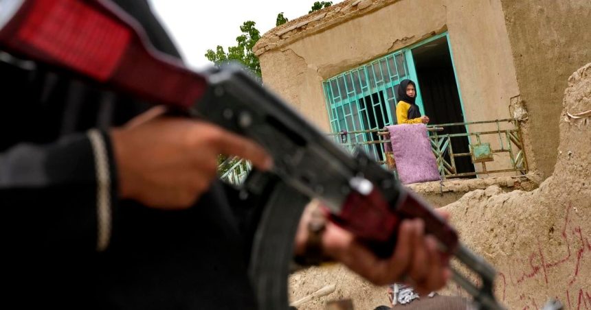 Pri utoku militantov na zakladnu v Pakistane zahynulo osem osob 35 bolo zranenych