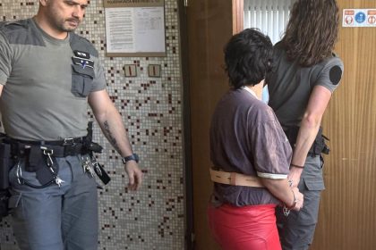 Tinedzerku bodol nozom za pokus o vrazdu dostala 10 rokov Chcem ist domov reagovala