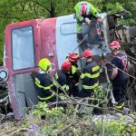 V Jablonove nad Turnou pokracuje vytahovanie havarovaneho lokomotivy