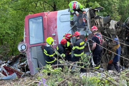 V Jablonove nad Turnou pokracuje vytahovanie havarovaneho lokomotivy