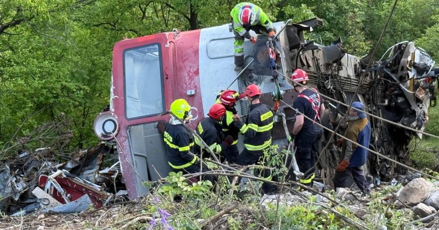 V Jablonove nad Turnou pokracuje vytahovanie havarovaneho lokomotivy