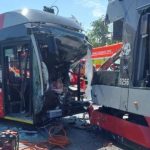 V Prahe sa zrazil autobus s tramvajou zranenia utrpelo 18 ludi
