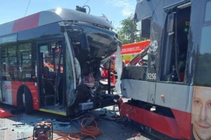 V Prahe sa zrazil autobus s tramvajou zranenia utrpelo 18 ludi