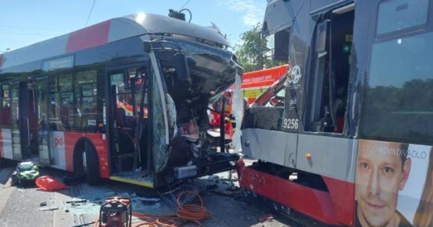 V Prahe sa zrazil autobus s tramvajou zranenia utrpelo 18 ludi