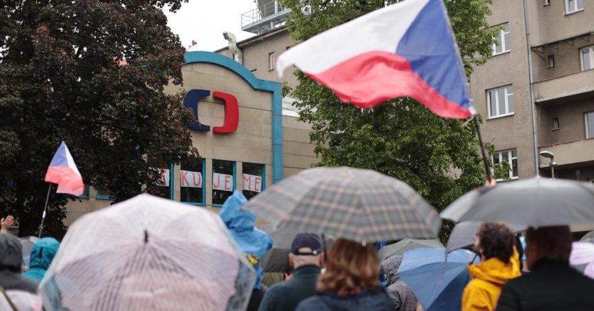 V ceskych krajsich mestach ludia protestovali na podporu verejnopravnych medii