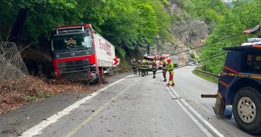 Visnove je opat prejazdne Cim si vodici medzitim presli pod Strecnom
