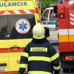 Vodic presiel do protismeru Takmer vsetci ucastnici nehody troch aut skoncili v nemocnici
