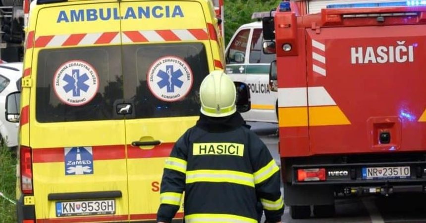 Vodic presiel do protismeru Takmer vsetci ucastnici nehody troch aut skoncili v nemocnici