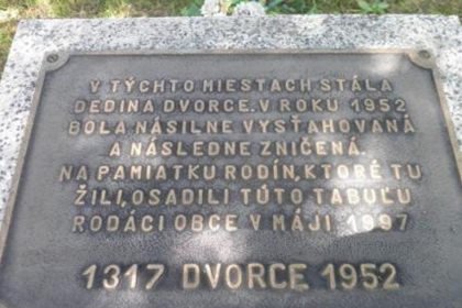Vojensky obvod vymazal obec je tam zarastene rumovisko chcu jej obnovu narazili na plany obrany