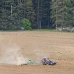 Vyrazne az extreme sucho postihuje pribline polovicu uzemia Slovenska