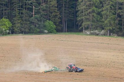 Vyrazne az extreme sucho postihuje pribline polovicu uzemia Slovenska