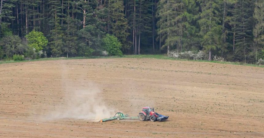 Vyrazne az extreme sucho postihuje pribline polovicu uzemia Slovenska