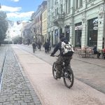 chodya kracala po cyklochodniku cyklista do nej narazil a zranil ju musi jej uhradit skodu