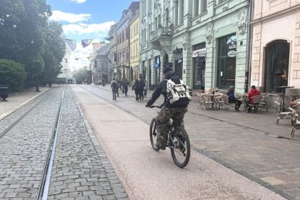 chodya kracala po cyklochodniku cyklista do nej narazil a zranil ju musi jej uhradit skodu
