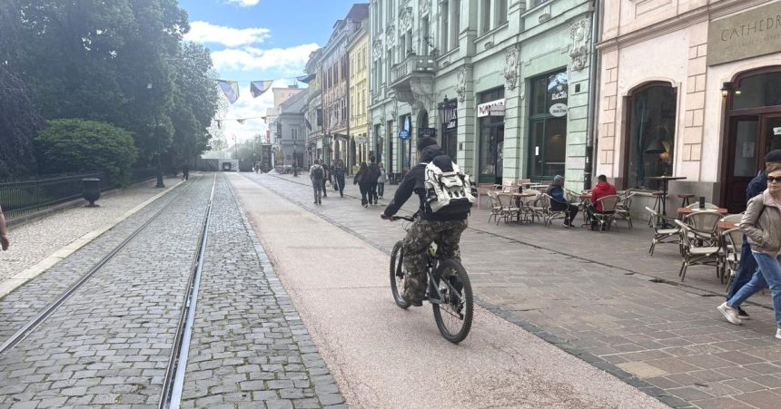 chodya kracala po cyklochodniku cyklista do nej narazil a zranil ju musi jej uhradit skodu