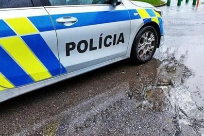 zosuv casti cesty obmedzil dopravu medzi novakmi a nitrianskymi sucanmi vodici sa musia pripravit na zdrzanie