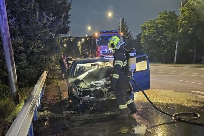 Auto zachvatili plamene snazili sa ich uhasit este pred prichodom hasicov Nikto nebol zraneny