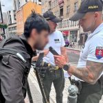 Bratislavski policajti kontroluju vodicov akcia je zamerana na zakaz pozivania alkoholu