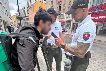 Bratislavski policajti kontroluju vodicov akcia je zamerana na zakaz pozivania alkoholu
