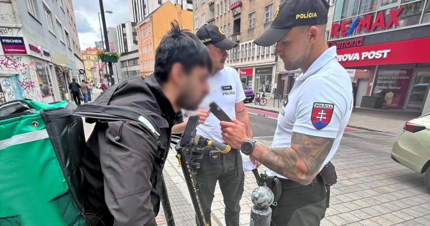 Bratislavski policajti kontroluju vodicov akcia je zamerana na zakaz pozivania alkoholu