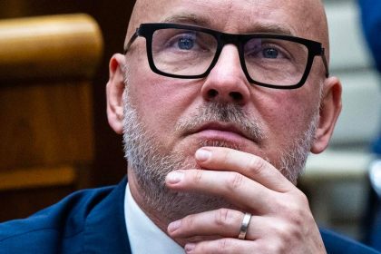Co zaznelo v diskusiach Grohling vyzval prezidenta aby nevymenoval Radacovskeho ani Kmeca na velvyslanske pozicie