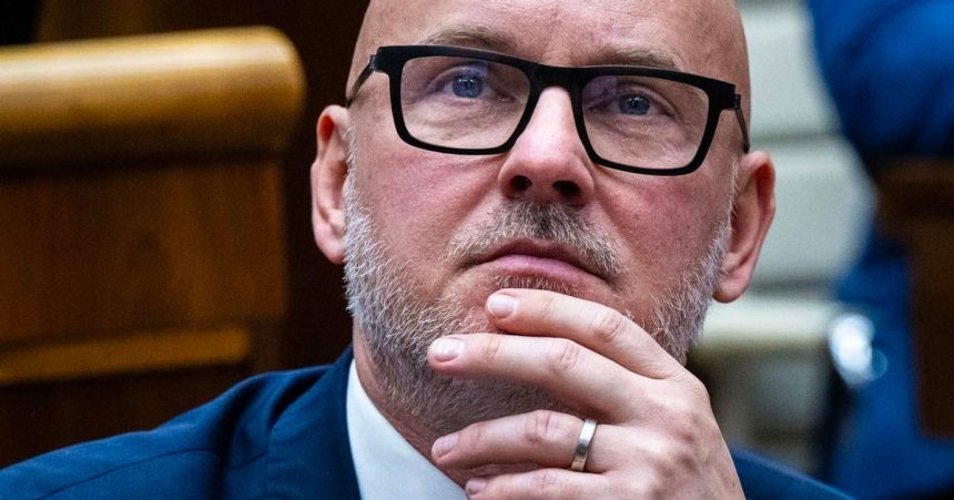 Co zaznelo v diskusiach Grohling vyzval prezidenta aby nevymenoval Radacovskeho ani Kmeca na velvyslanske pozicie