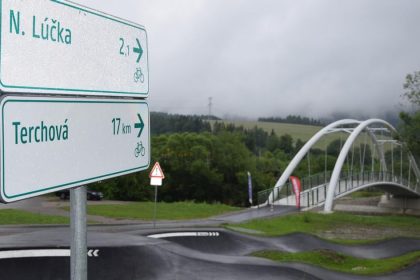 Dva hrady spojila cyklotrasa Vazska cyklomagistrala sa predlila problemovy usek nadlalej stagnuje