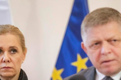 Fico isiel do Pariza po recept na rast O pol roka neskor OECD hovori ze ekonomika spomaluje