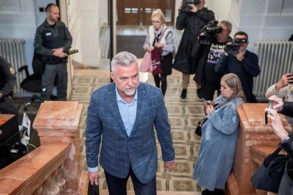 Gasparovi premlali tyri iny Jeden uz bol v obzalobe