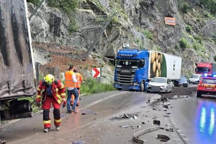 Kamin preisiel pod Strecnom do protismeru Pri nehode sa vysypala chemicka latka