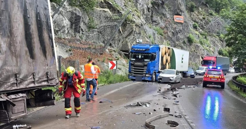 Kamin preisiel pod Strecnom do protismeru Pri nehode sa vysypala chemicka latka