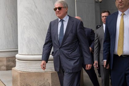 Miliardar Black vypovedal pred kongresovym vyborom v pripade Epstein