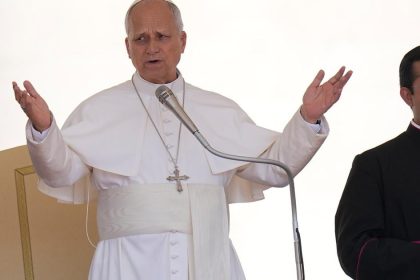 Nasilie nebude mat posledne slovo Papez ukoncil zasadnutie kardinalov vyzvou k pokoju