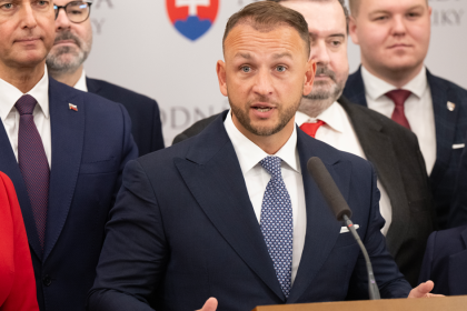 Nie sme povinni odpovedat denniku SME Sutaj Estok odmieta odpovedat na otazky o prenajme aut